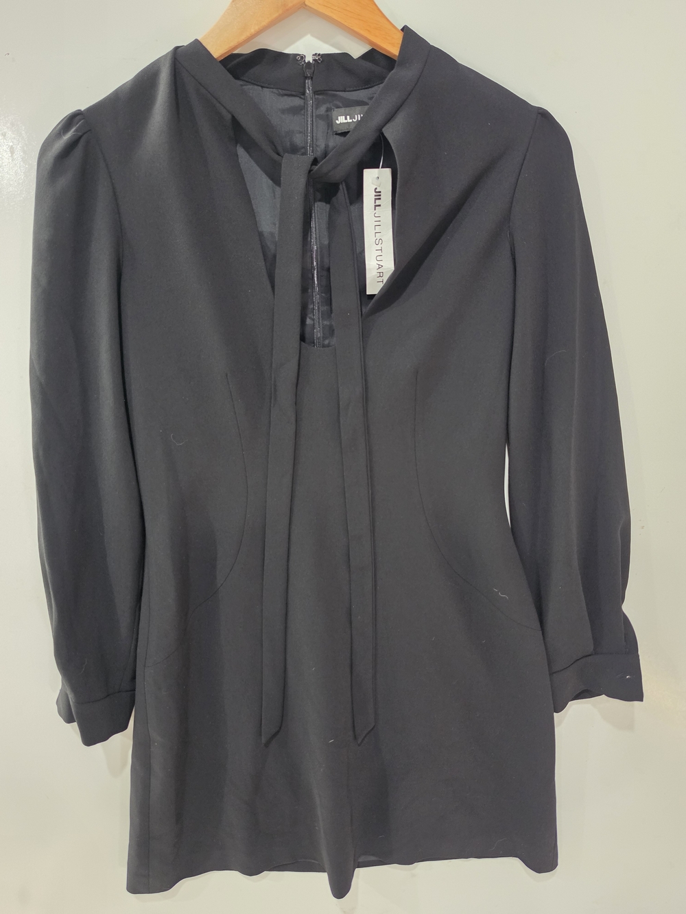 NWT Jill Jill Stuart Black Keyhole Cutout Tie Neck Mini Cocktail Dress Size 4 - Picture 4 of 10